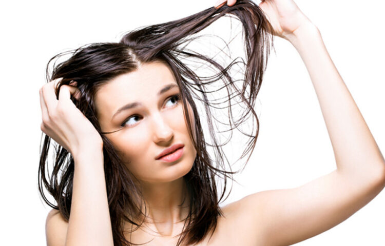 Saiba como se livrar da raiz oleosa e pontas secas