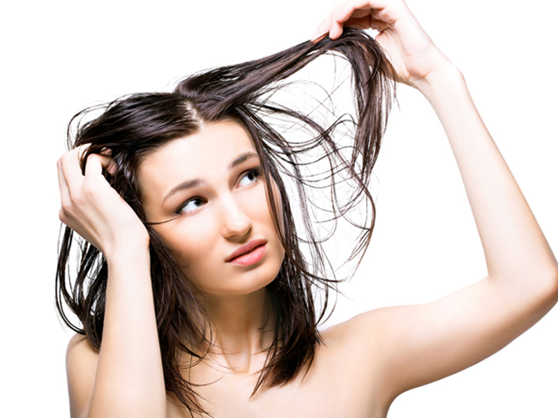 Saiba como se livrar da raiz oleosa e pontas secas